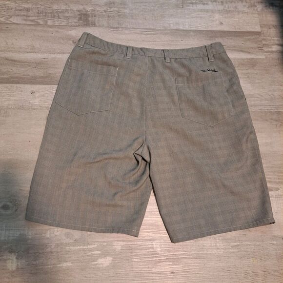 Travis Mathew Mens 36 Windowpane Gray Performance 10" Inseam Shorts Golf Casual - Picture 2 of 10